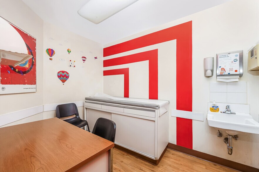 More Photos Of 2611 Corporal Kennedy St, Bayside Office For Sale