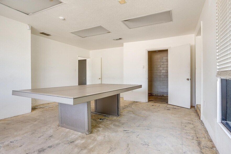 More Photos Of 117 Roberts Cut Off Rd, Fort Worth Warehouse For Sale