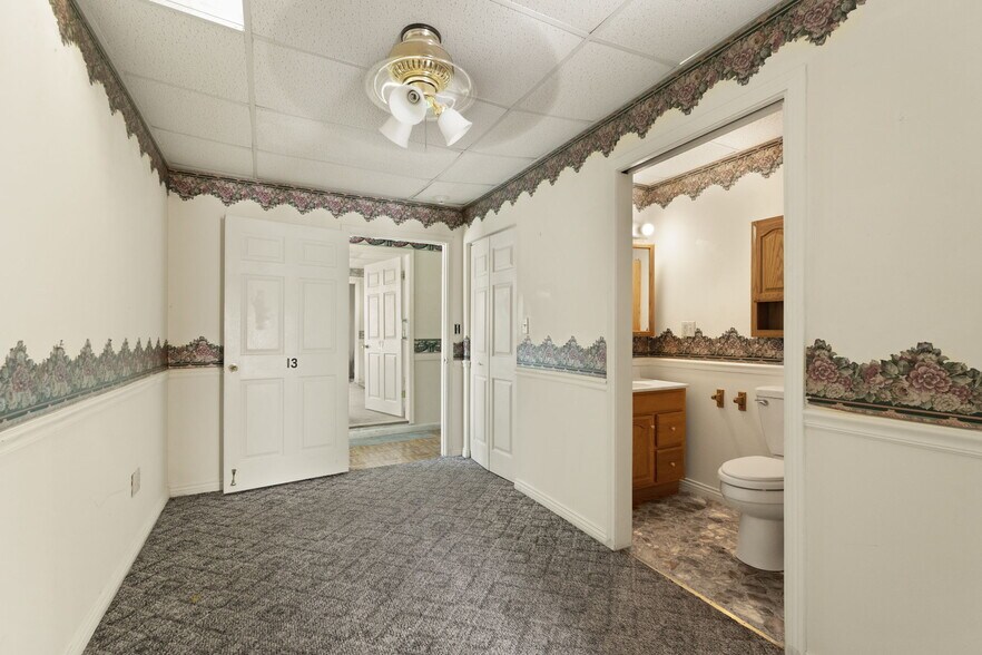 More Photos Of 756 Lakeshore Dr, Scottsburg Flex For Sale