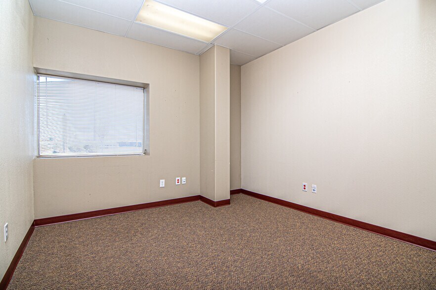 More Photos Of 1501 N Fairgrounds Rd, Midland Office For Sale