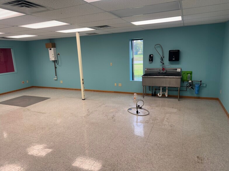 More Photos Of 1434 Progress Ln, Omro Distribution For Lease