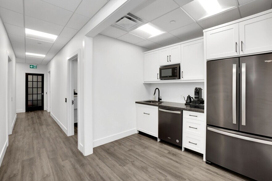 More Photos Of 7611 Pine Valley Dr, Vaughan Storefront Retail Office For Lease