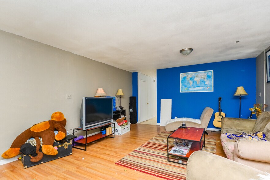 More Photos Of 4741 Point Loma Ave, San Diego Storefront Retail Residential For Lease
