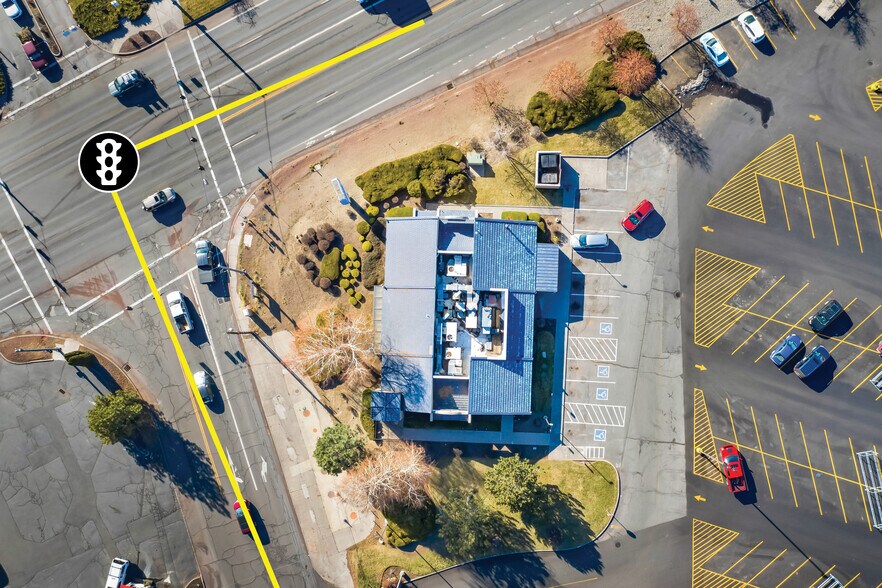 More Photos Of 30 NE Bend River Mall Dr, Bend Restaurant For Sale