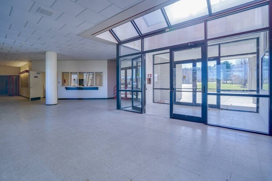 More Photos Of 275 Portsmouth Ave, Stratham Light Manufacturing For Lease