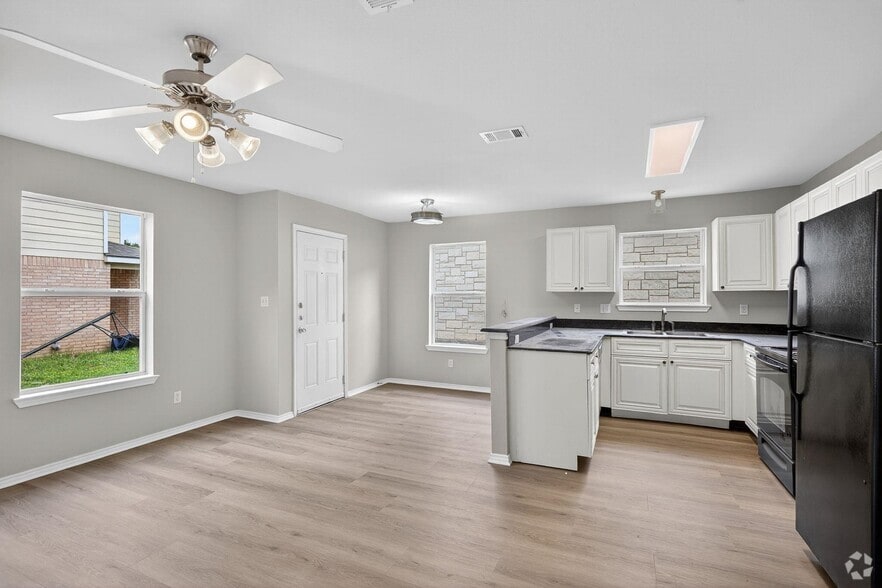 More Photos Of 1502 Claremont Cir, Marble Falls Apartments For Sale