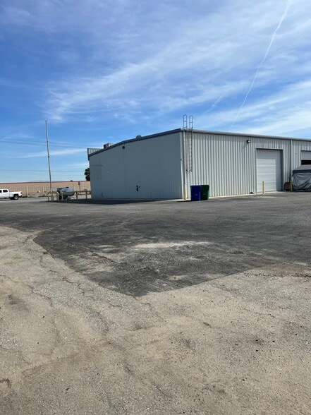 More Photos Of 8032 Dimiller Dr, Bakersfield Warehouse For Lease