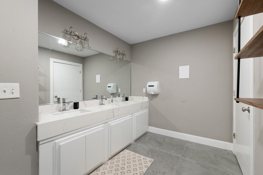 More Photos Of 715 N Medford Rd, Brownsville Lodge Meeting Hall For Lease