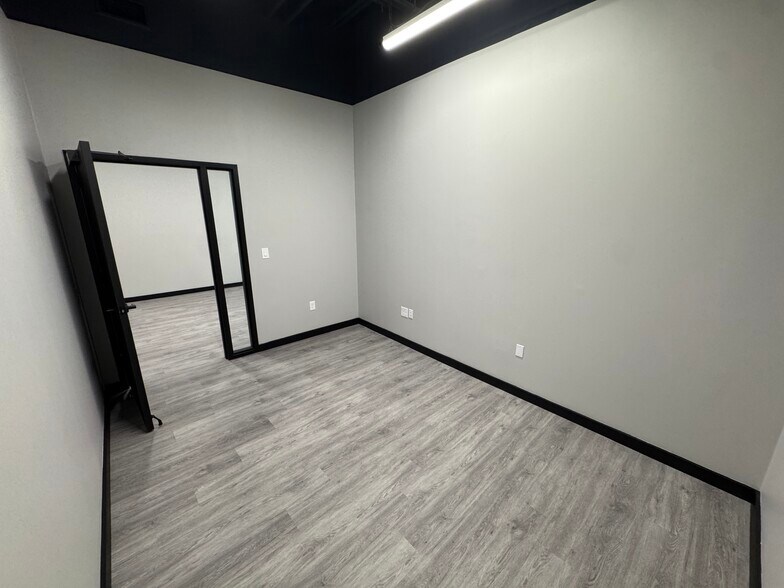 More Photos Of 8230 Elmbrook Dr, Dallas Flex For Lease