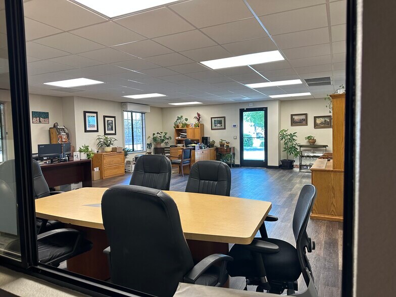 More Photos Of 5877 E Clinton Ave, Fresno Warehouse For Lease