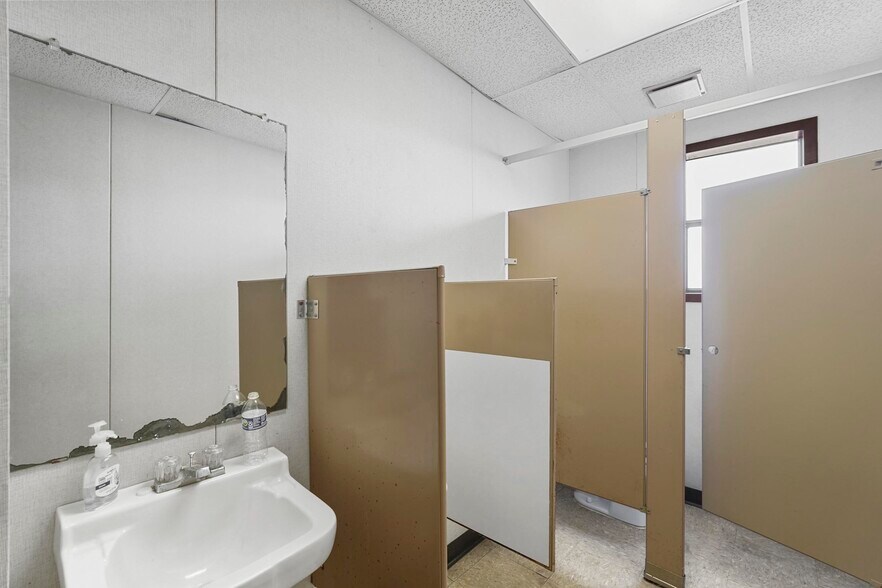 More Photos Of 5605 Wesley St, Greenville Flex For Lease