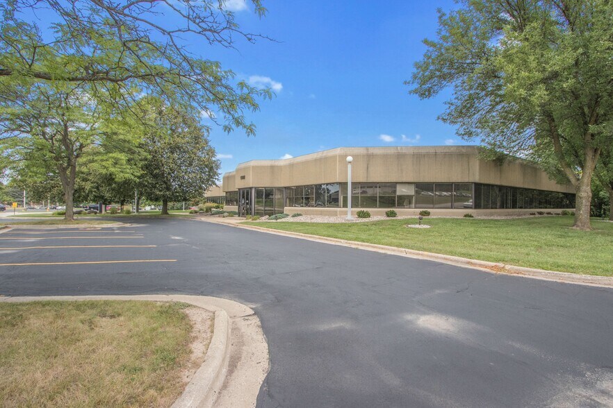 More Photos Of 1088 Springhurst Dr, Green Bay Office For Lease