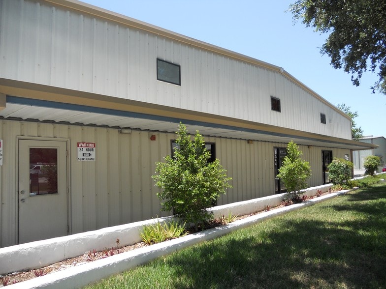 More Photos Of 6142-6162 Clark Center Ave, Sarasota Warehouse For Lease