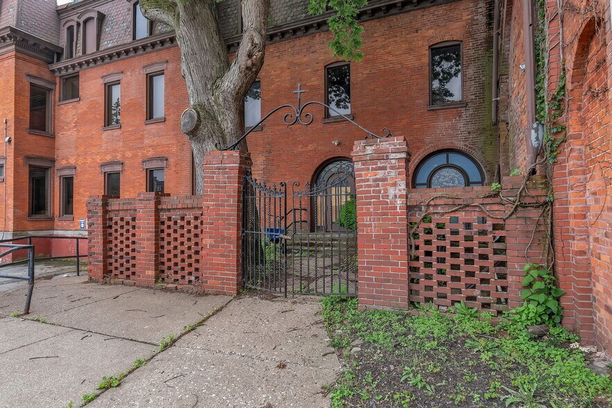 More Photos Of 556-564 Franklin St, Buffalo Medical For Sale