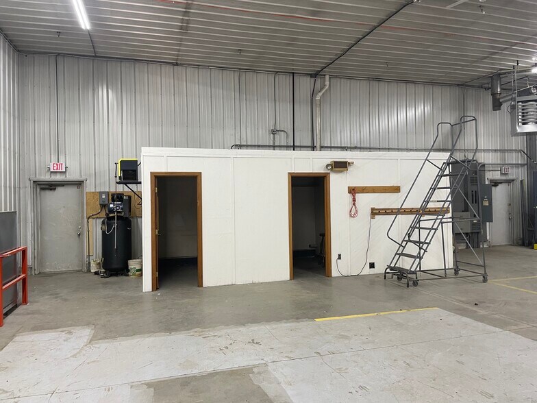 More Photos Of 70 Depot St, Goffstown Warehouse For Lease