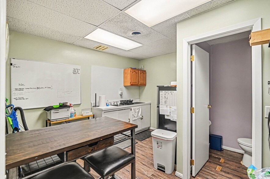 More Photos Of 516-528 Main St, Hamilton Office For Sale