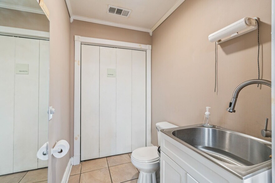 More Photos Of 927 S Charles G Seivers Blvd, Clinton General Retail For Sale