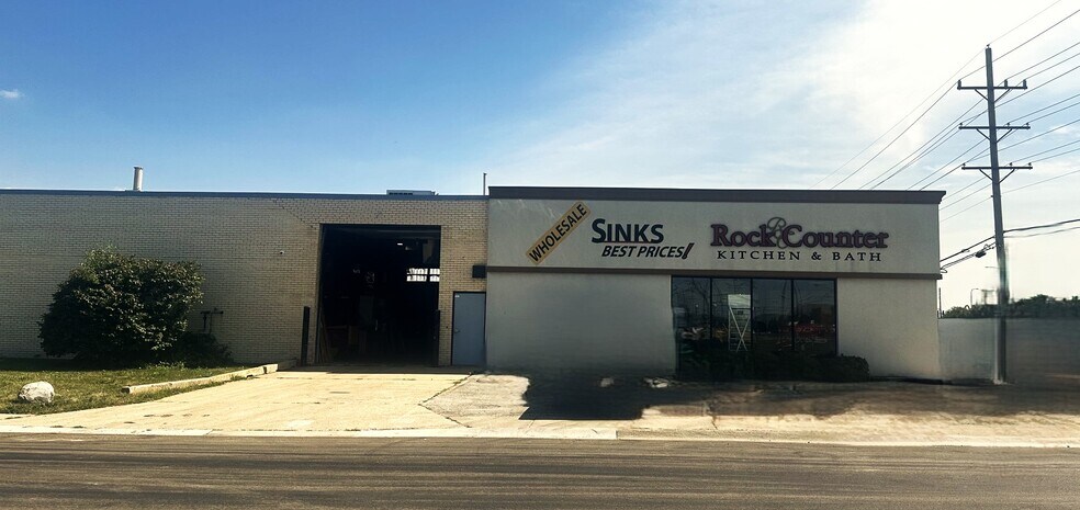 More Photos Of 1401 Busse Rd, Elk Grove Village Showroom For Lease