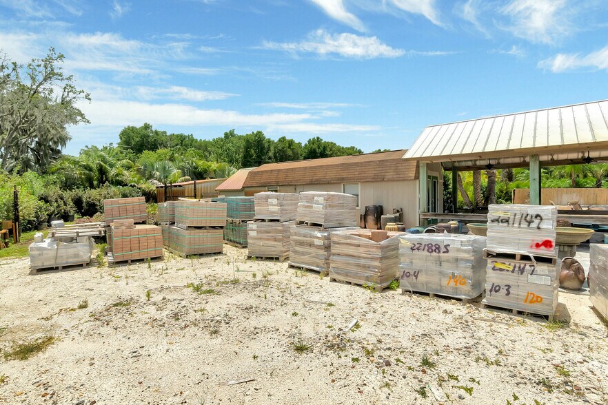 More Photos Of 8440 County Road 48, Yalaha Freestanding For Sale