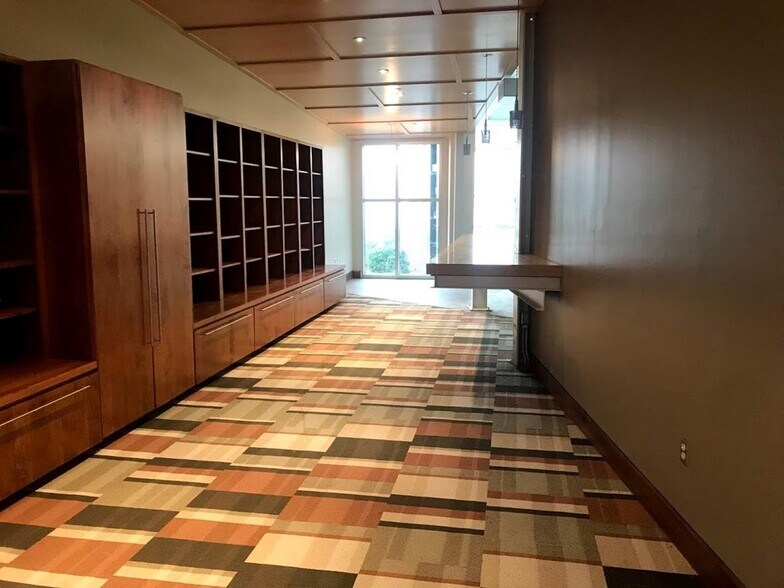 More Photos Of 400 Ice Harbor Dr, Dubuque Office For Sale