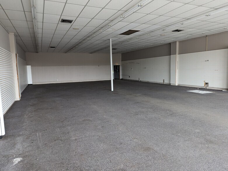 More Photos Of 601 N West St, Wichita Storefront For Lease