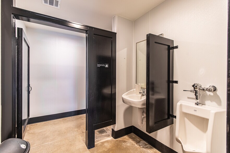 More Photos Of 2057 E Madison Ave, Bastrop Freestanding For Sale