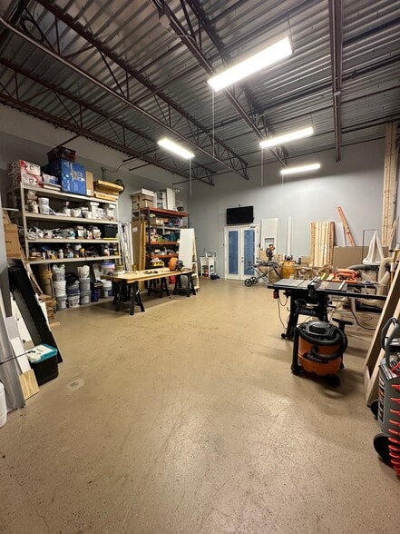 More Photos Of 7901 Kingspointe Pky, Orlando Showroom For Sale