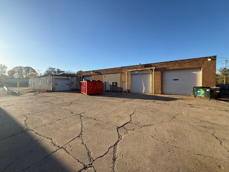 More Photos Of Barron Blvd, Grayslake Warehouse For Lease