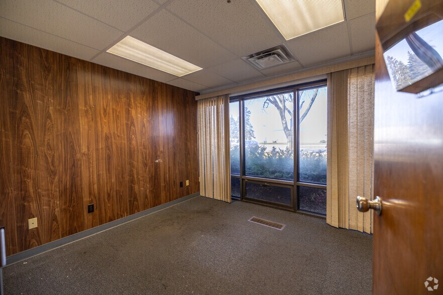 More Photos Of 200 E Avenue G, Rochelle Manufacturing For Sale