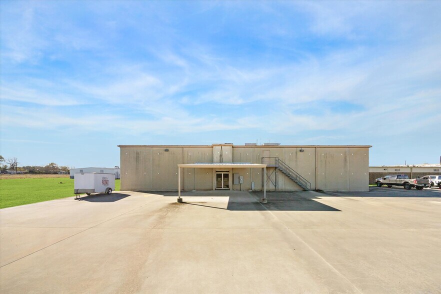 More Photos Of 1401 Mlk Blvd, El Campo Flex For Sale