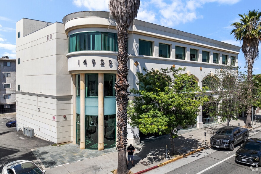 More Photos Of 14925-14945 Ventura Blvd, Sherman Oaks Office For Lease