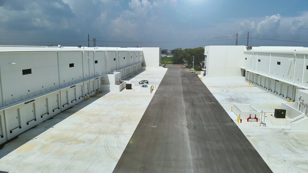 More Photos Of 7400 NW 79th Ave, Medley Unknown For Lease