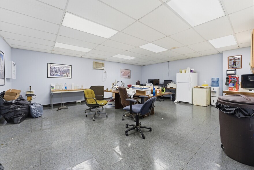 More Photos Of 198-202 Benton Dr, East Longmeadow Warehouse For Lease