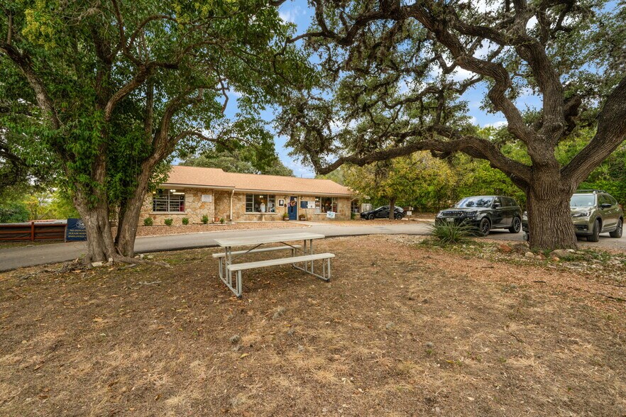 More Photos Of 930 N School St, Boerne Office For Sale