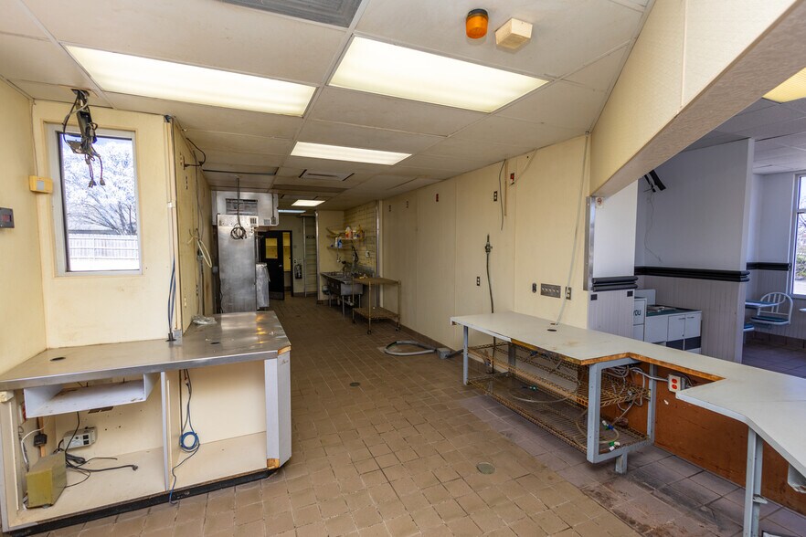 More Photos Of 1403 W 8th St, Wellington Fast Food For Sale