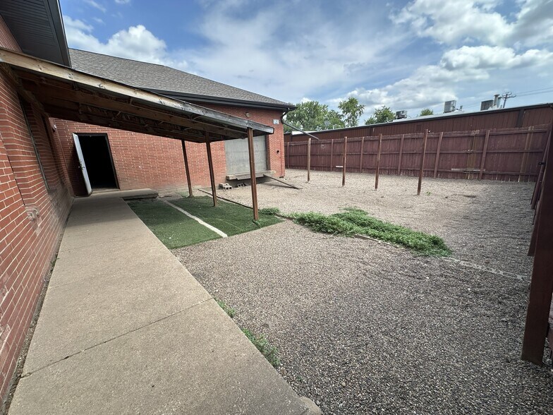 More Photos Of 1425 NW 81st St, Clive Freestanding For Sale