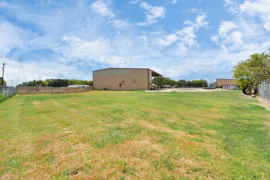 More Photos Of 1500 W Highway 6, Alvin Truck Terminal For Lease