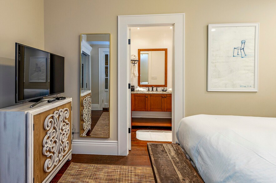 More Photos Of 240 E California St, Jacksonville Hotel For Sale