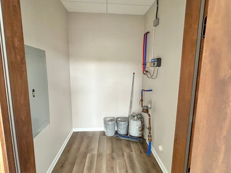 More Photos Of 4160 S Oakwood Ave, Geneseo Office For Sale