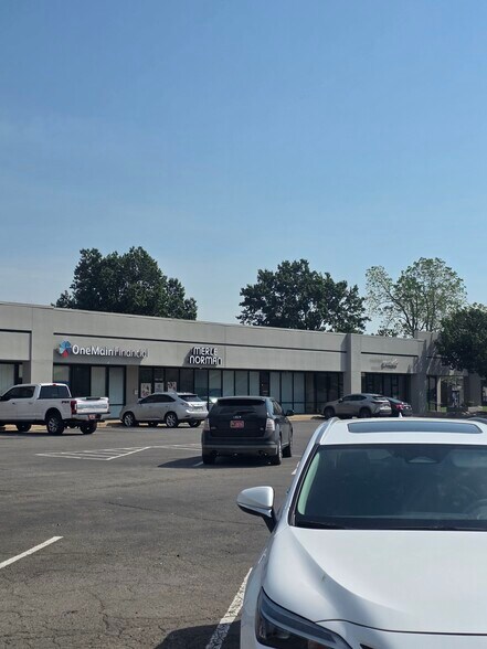 More Photos Of 1300-1336 S York St, Muskogee Storefront For Lease