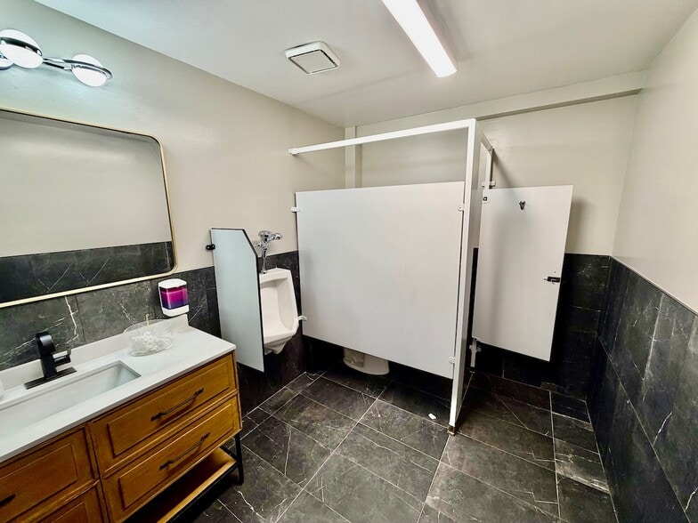 More Photos Of 2455 Stanley Ave, Dayton Auto Dealership For Sale