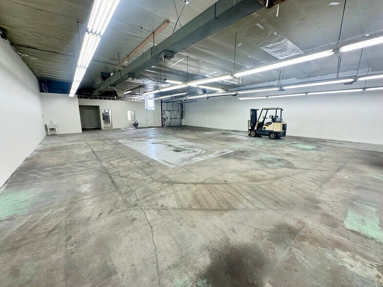 More Photos Of 20611 Plummer St, Chatsworth Warehouse For Lease