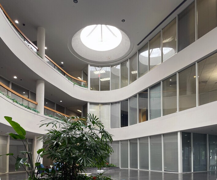 More Photos Of 15425 North Fwy, Houston Office For Lease