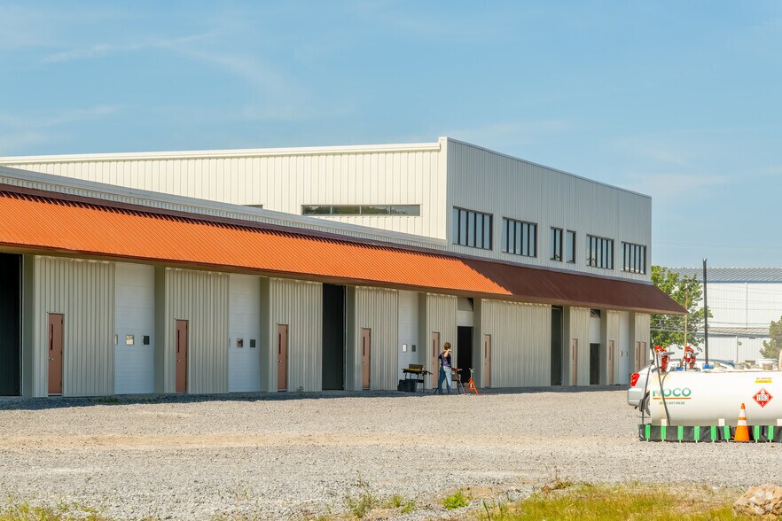 More Photos Of 50 Airpark Dr, Rochester Light Manufacturing For Lease