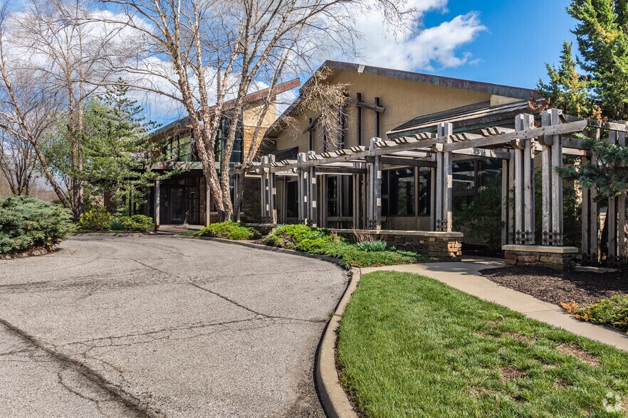 More Photos Of 25501 W Valley Pky, Olathe Unknown For Lease