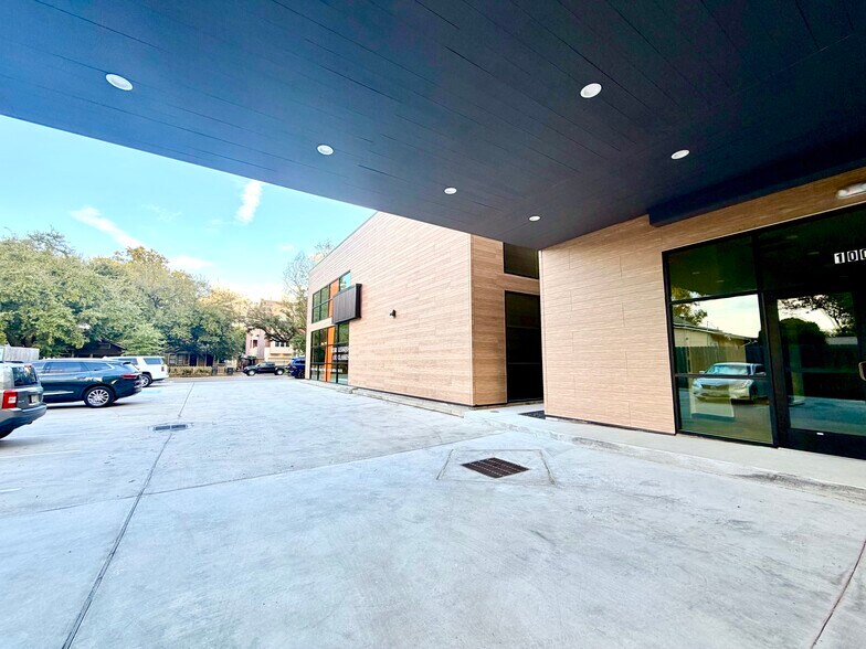More Photos Of 1009 Yale St, Houston Freestanding For Lease