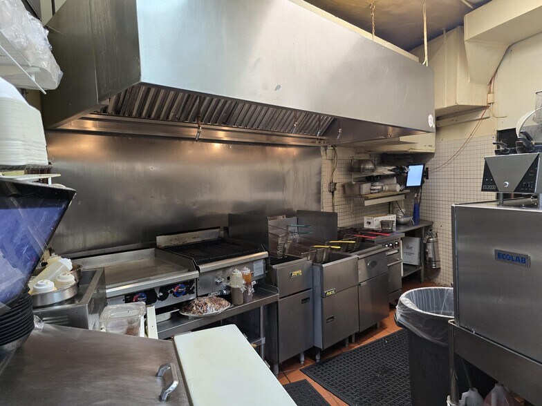 More Photos Of 4263 Lincoln Ave, Chicago Restaurant For Sale