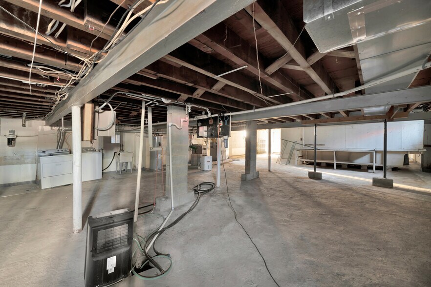 More Photos Of 2107 Harrison Ave, Wilmington Light Distribution For Sale