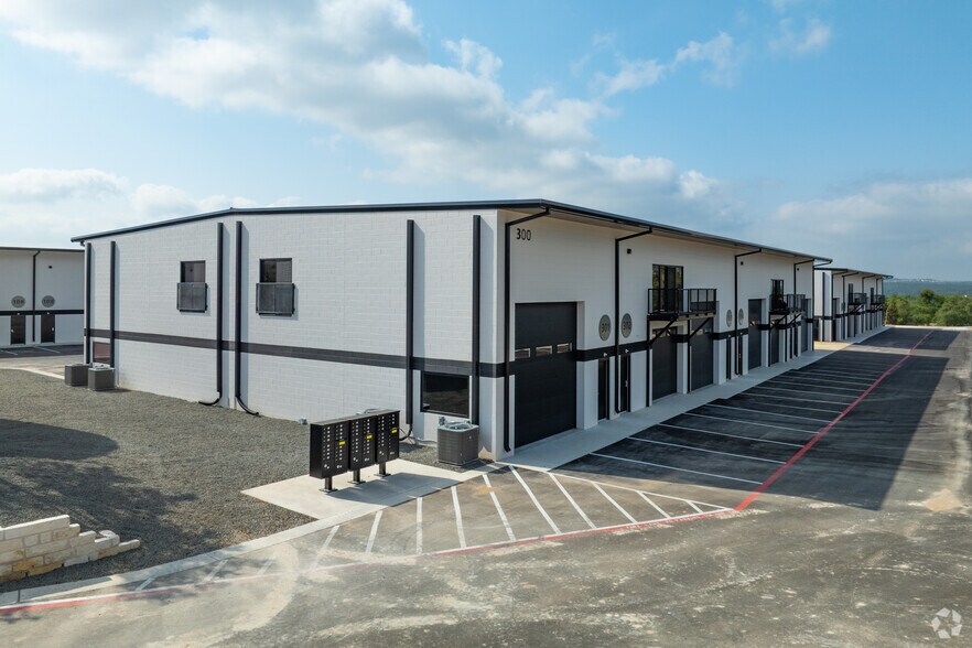 More Photos Of 15431 Fitzhugh Rd, Dripping Springs Showroom For Sale