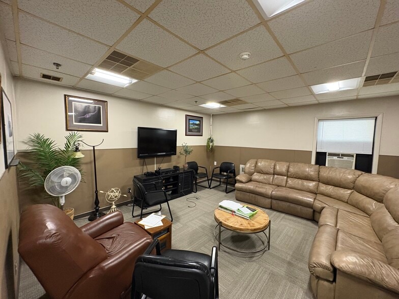 More Photos Of 411 W Division St, Manteno Flex For Sale